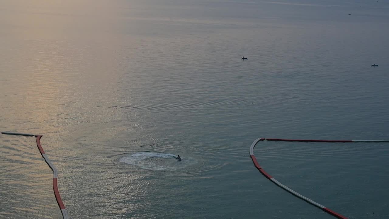 浮筒阻隔海面，水波在黄昏视频素材