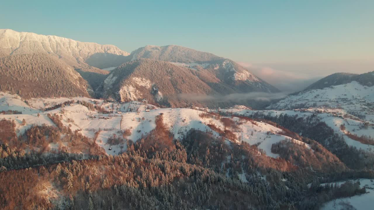 宁静的佩斯特拉村坐落在皮亚特拉克雷乌鲁伊山在日出，雾拥抱景观视频素材