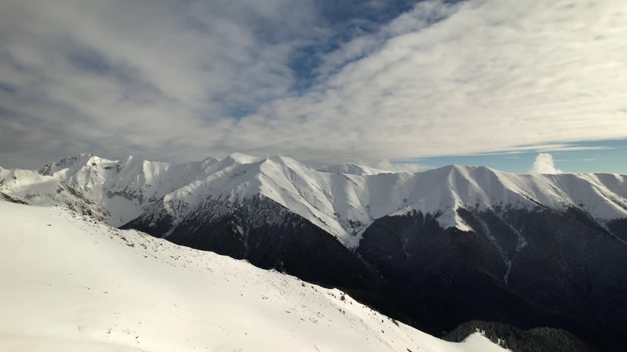 白雪皑皑的Piscu Negru和Mesteacanu山峰在Fagaras山脉纹理的天空下视频素材