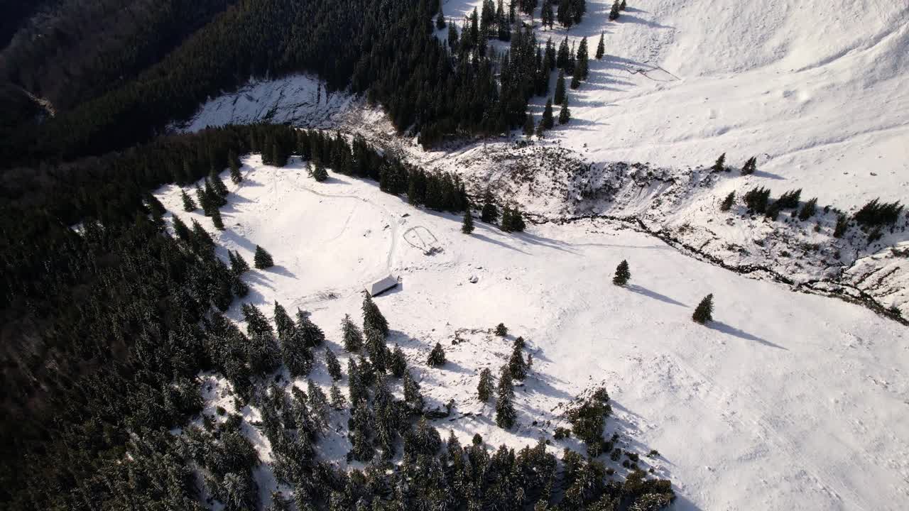 法加拉斯山脉积雪覆盖的Lespezi羊圈，天空晴朗，鸟瞰图视频素材