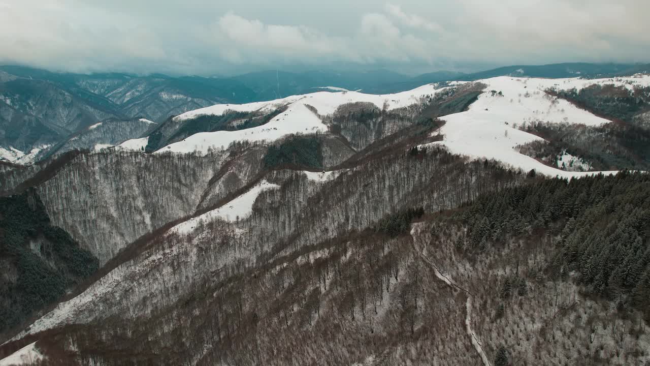 Cindrel山脉的日出，薄雾弥漫山谷，充满活力的天空颜色视频素材