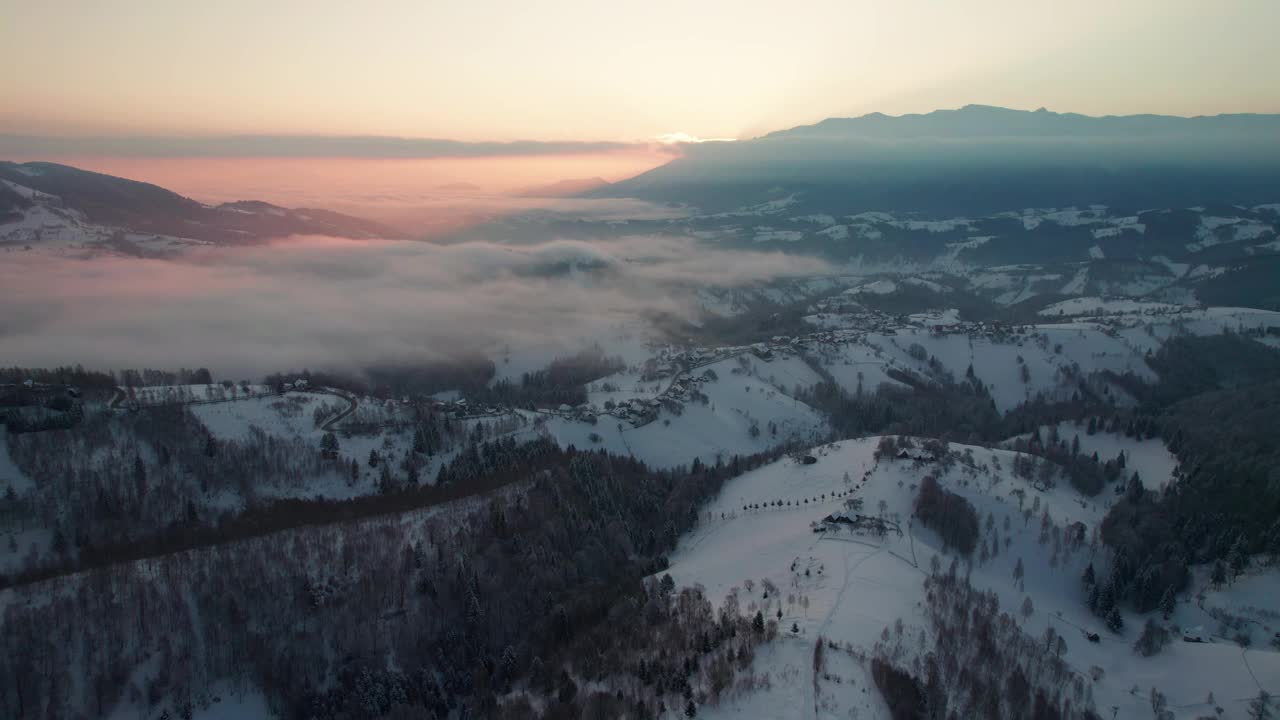 日出在Pestera村与雾，冬季景观，鸟瞰图视频素材