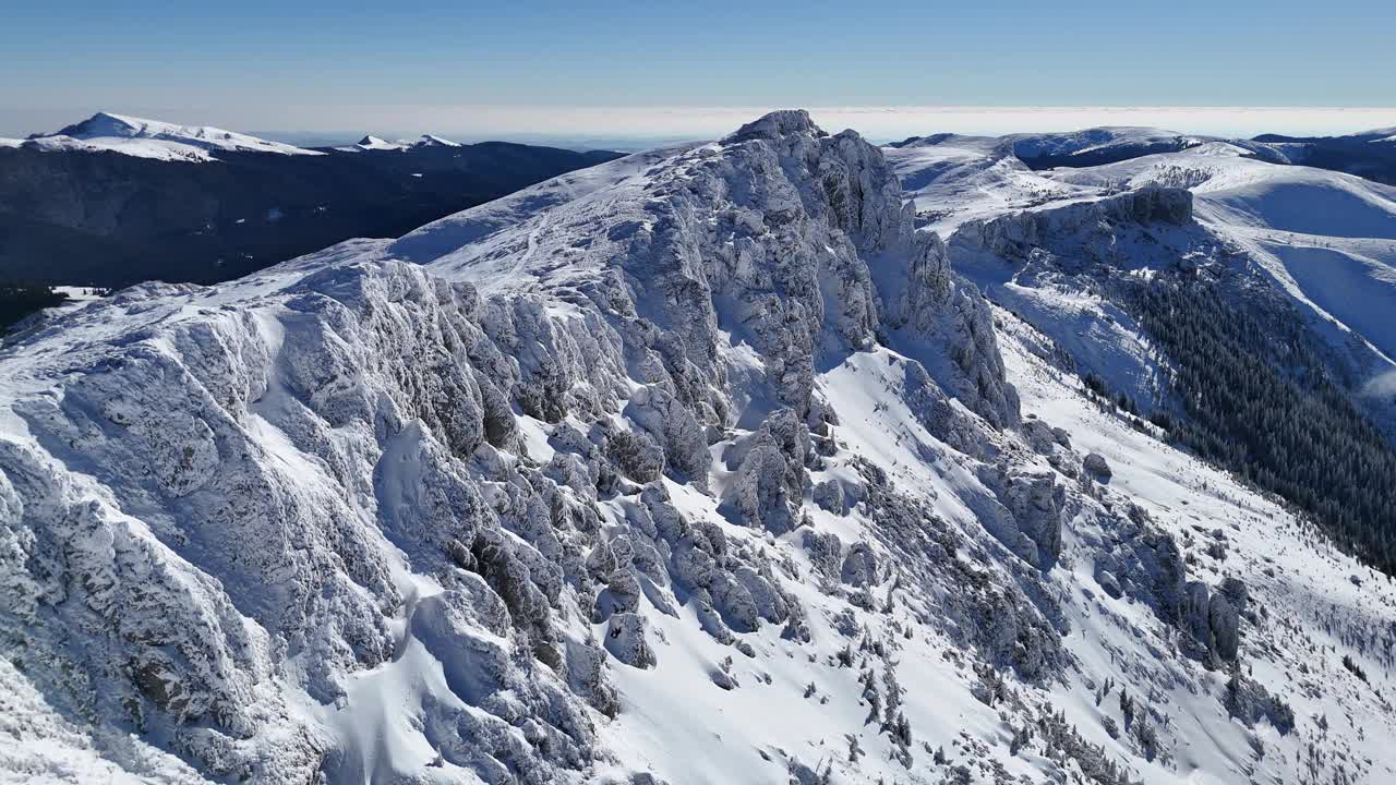 蔚蓝的天空下，白雪皑皑的布吉山，白天鸟瞰全景视频素材