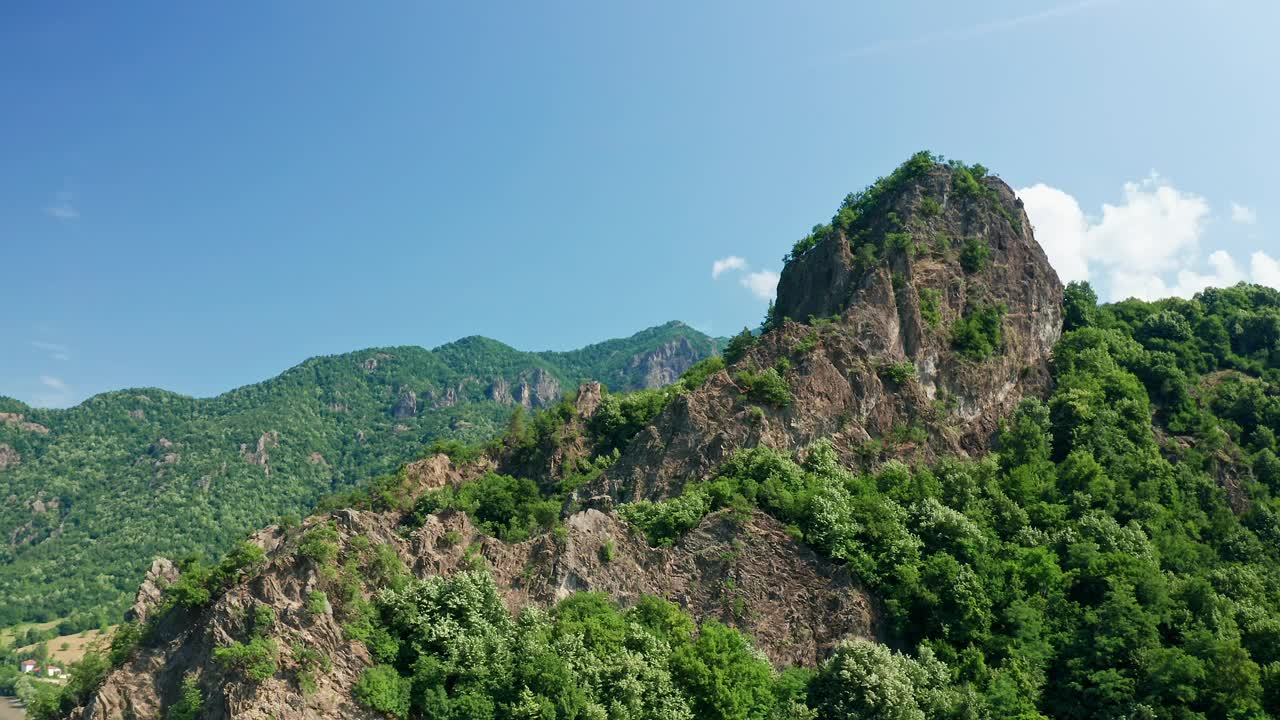 蔚蓝的天空下青翠的科齐亚山脉和著名的Pietrele Rosiei峰视频素材