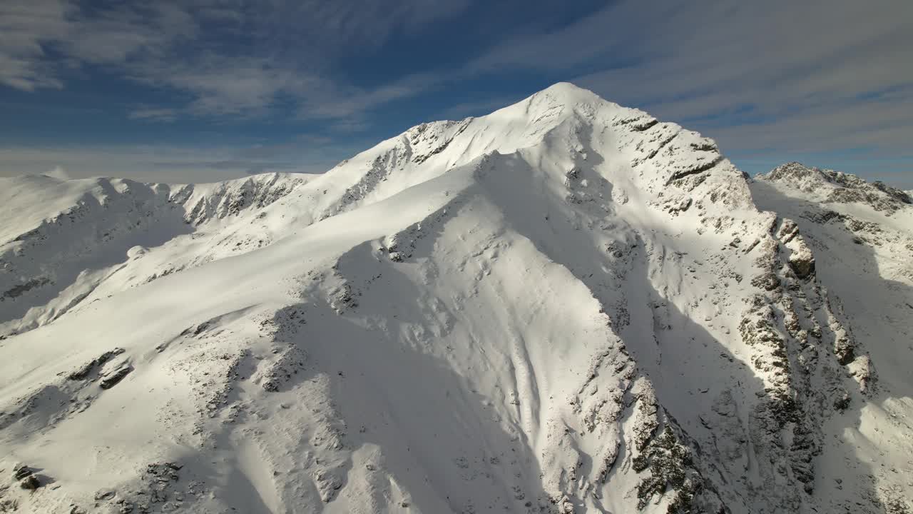 晴空万里下白雪皑皑的Lespezi峰，鸟瞰冬日的威严视频素材