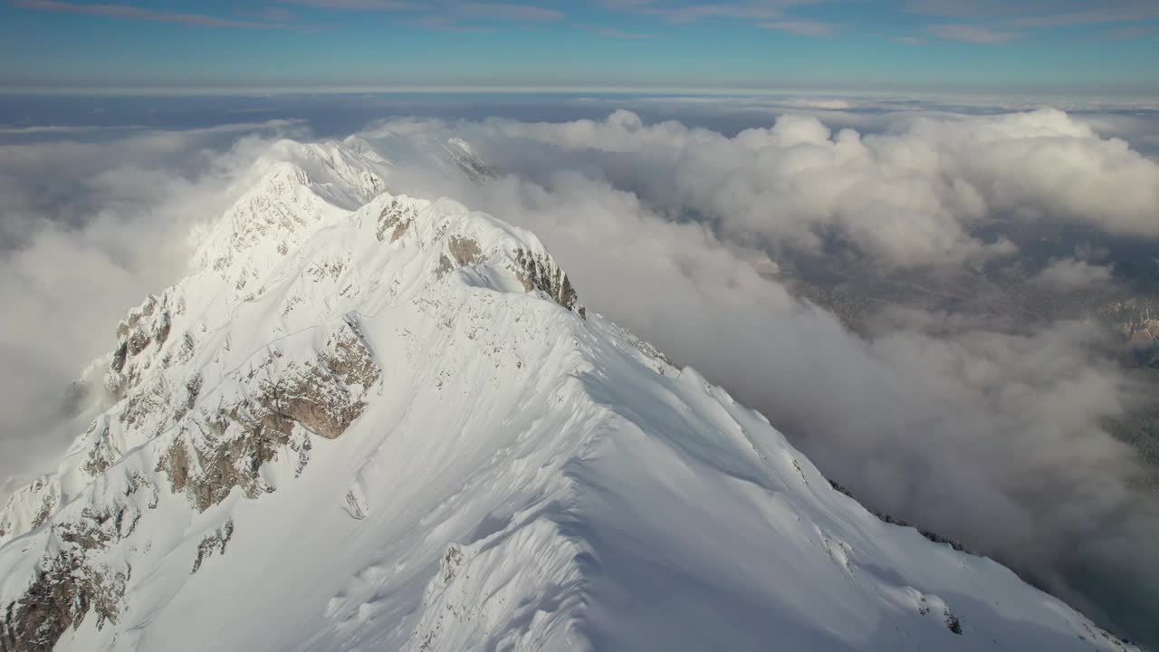 白雪皑皑的Piatra Craiului山峰高耸入云，航拍，宁静的自然视频素材