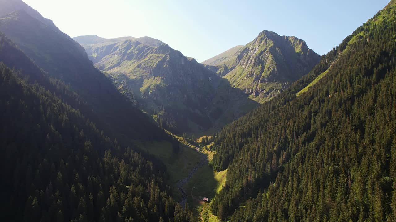 阳光沐浴在Fagaras山脉的Valea Rea，郁郁葱葱的绿色，宁静的早晨视频素材