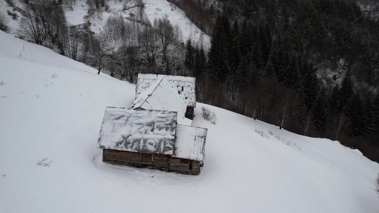 冬天，白雪覆盖的cindremountains小屋鸟瞰图视频素材