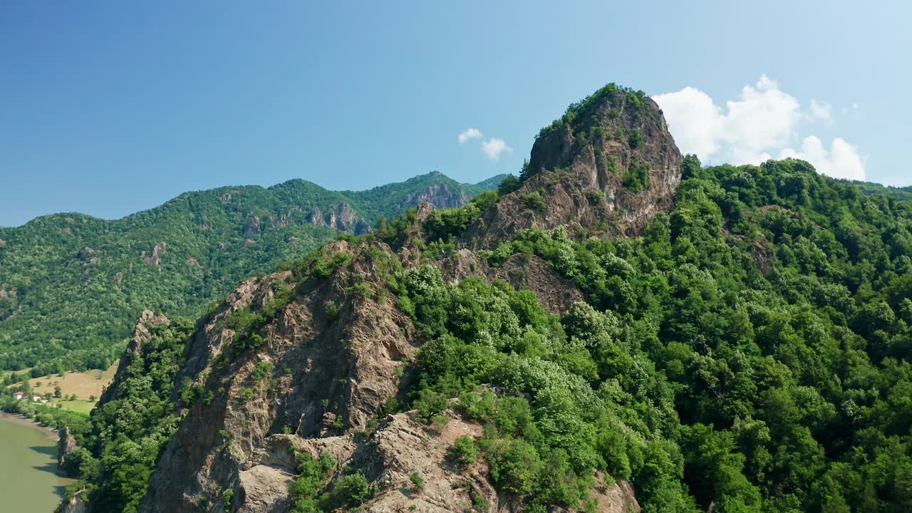 科齐亚山脉Pietrele Rosiei峰郁郁葱葱的绿色植物，天空晴朗视频素材