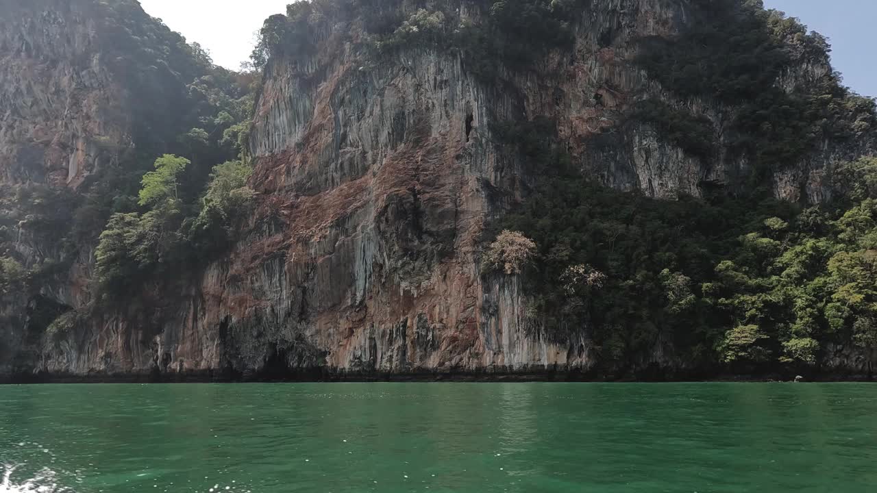 风景秀丽的山湖全景视频素材