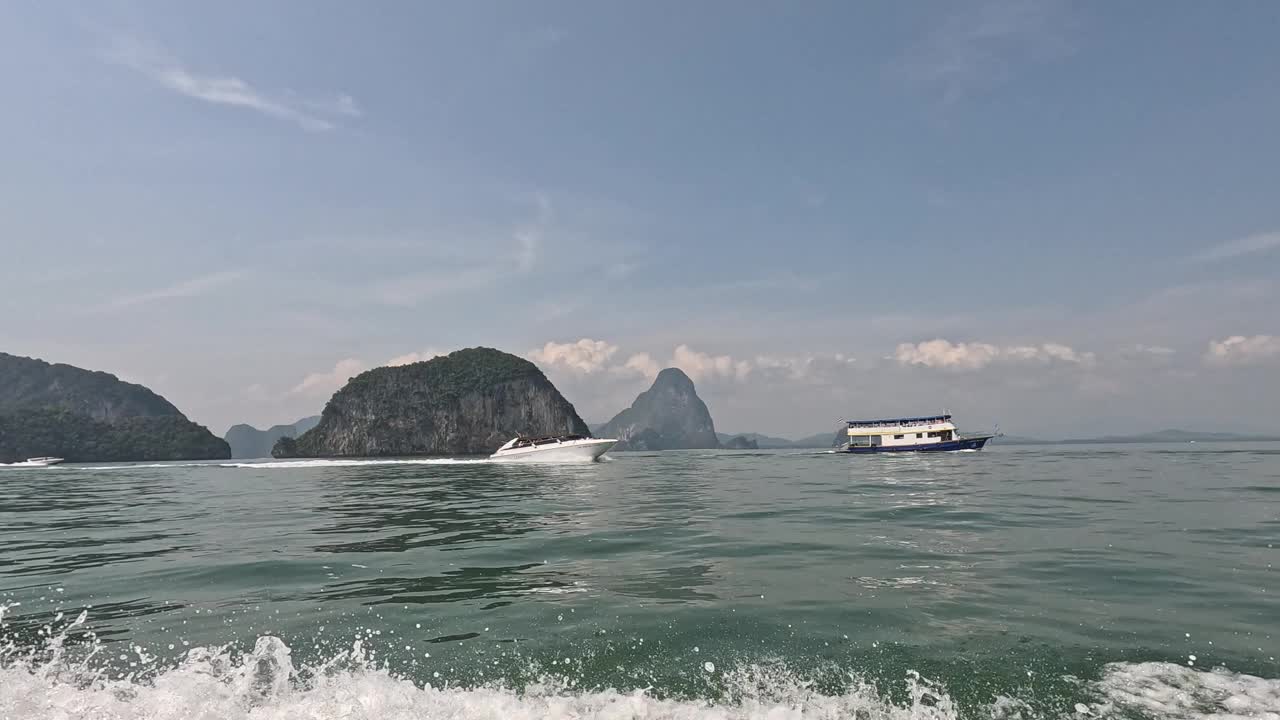 乘船穿越风景优美的水域视频素材