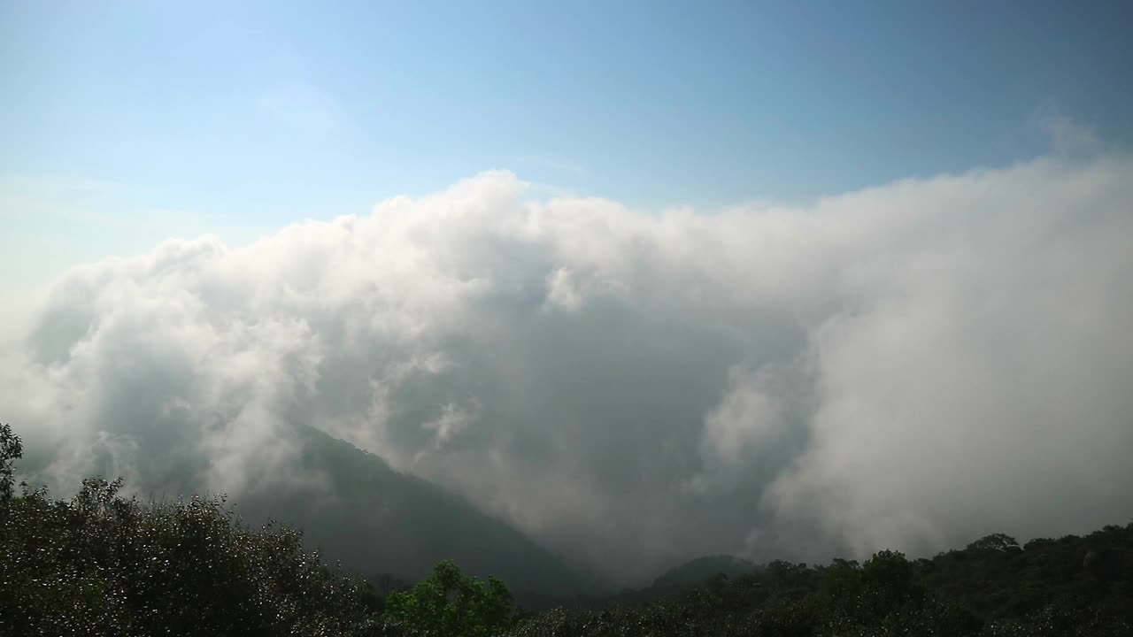 雾的运动在山上和山上在早晨的时间流逝视频素材