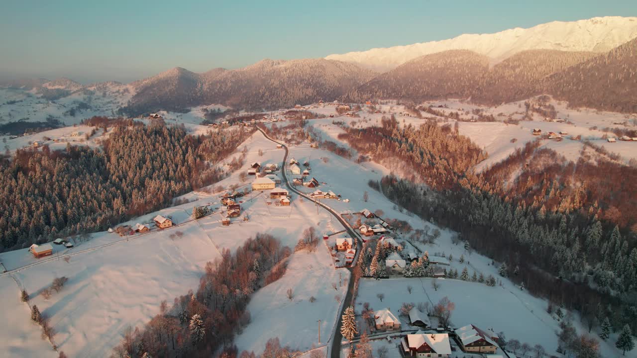 日出照耀着白雪覆盖的Pestera村，空中的冬季仙境视频素材