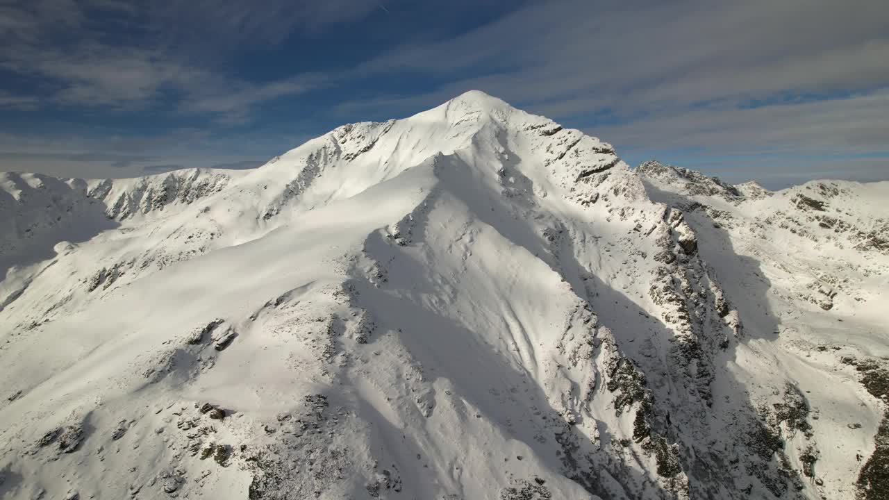 Lespezi峰在fagaras山脉下晴空万里，雪景，鸟瞰视频素材