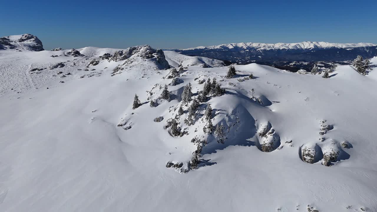 白雪皑皑的布吉山蓝天清澈，地形崎岖视频素材