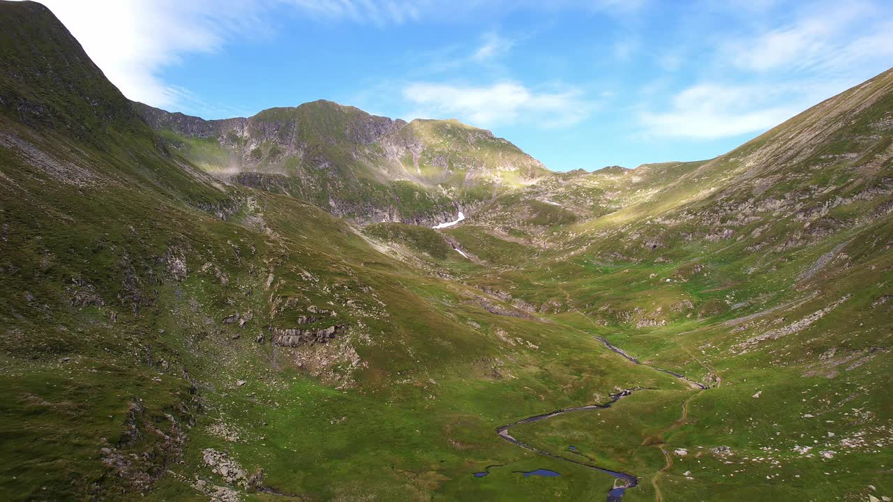 空中拍摄的Moldoveanu和Vistea Mare的日出，Fagaras山脉充满活力的天空和崎岖的地形视频素材