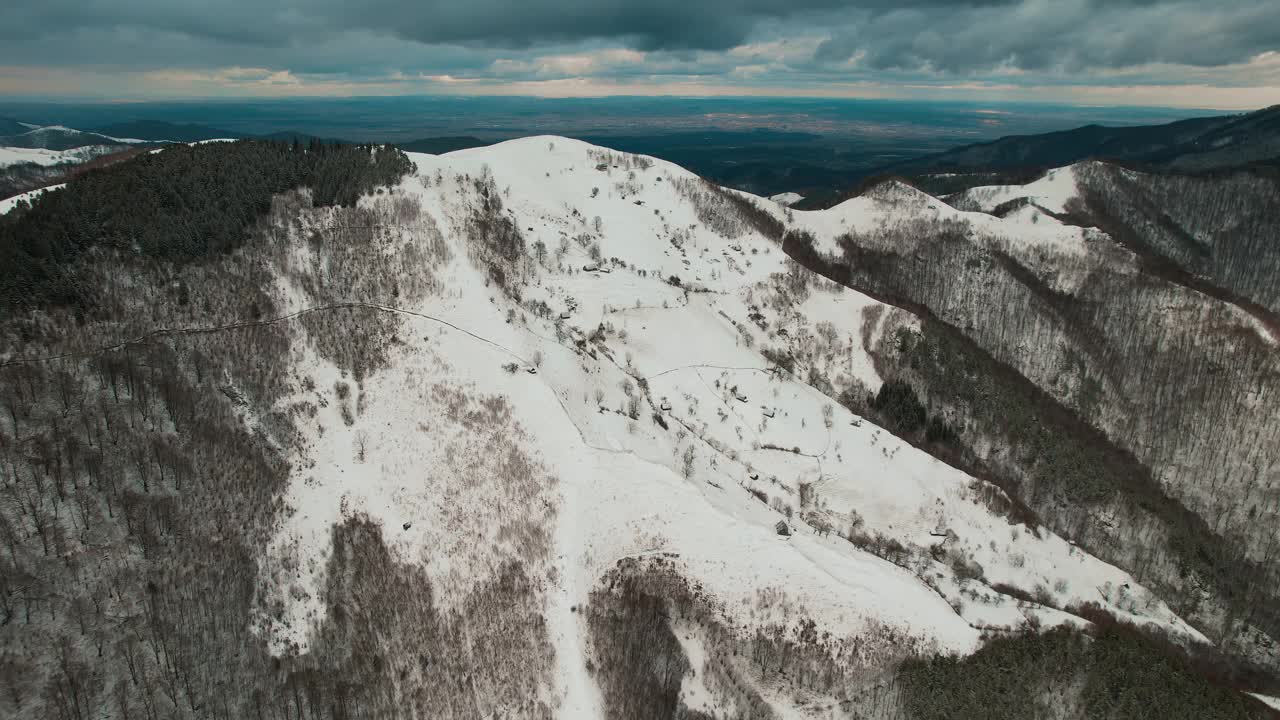 冬季鸟瞰白雪覆盖的山峰和森林视频素材