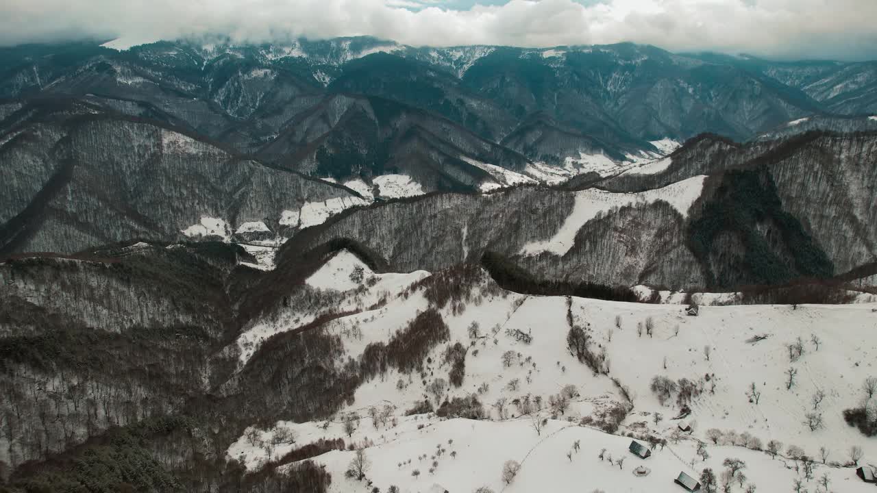 壮丽的Cindrel山脉，在晴朗的蓝天下，白雪覆盖的山峰，生机勃勃的绿色植物在前景视频素材