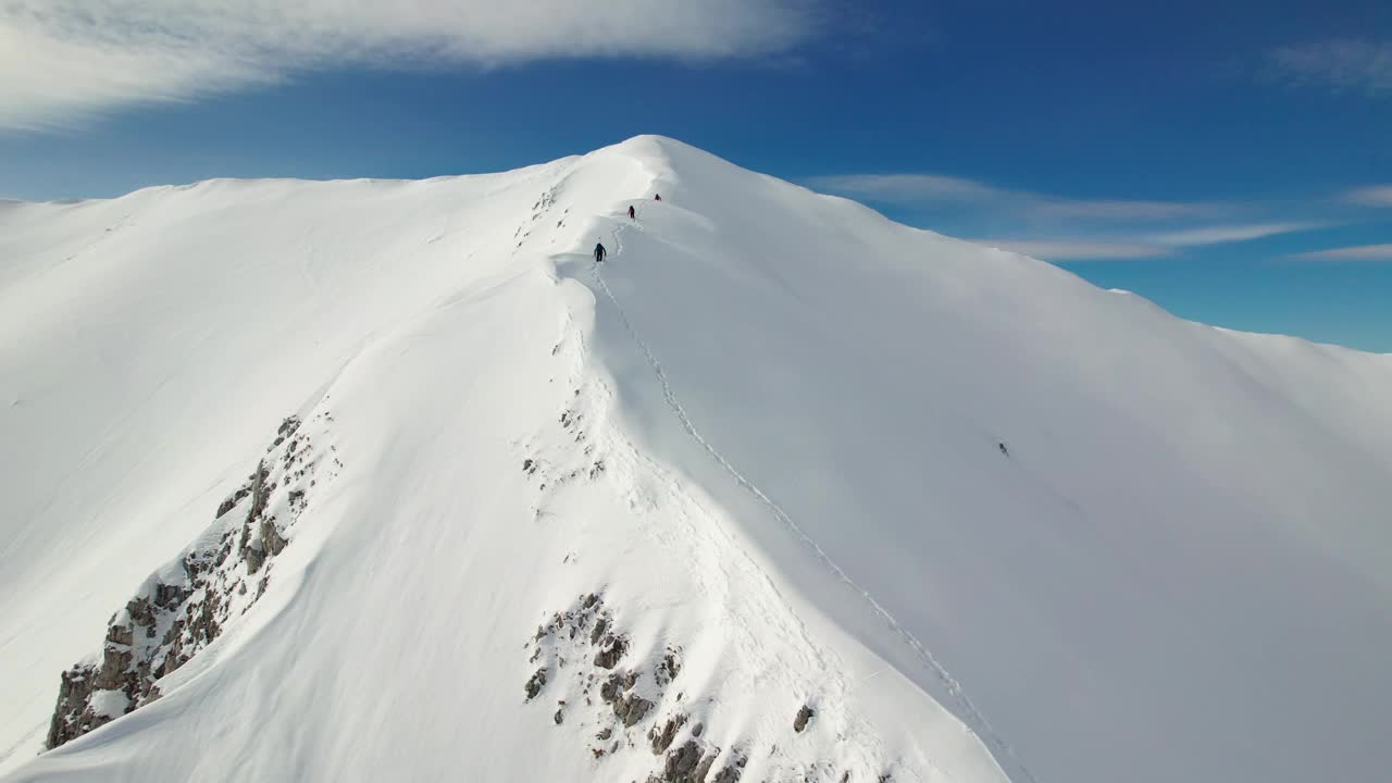 冬天，在Piatra Craiului山脉的雪景中，徒步前往La Om山顶视频素材