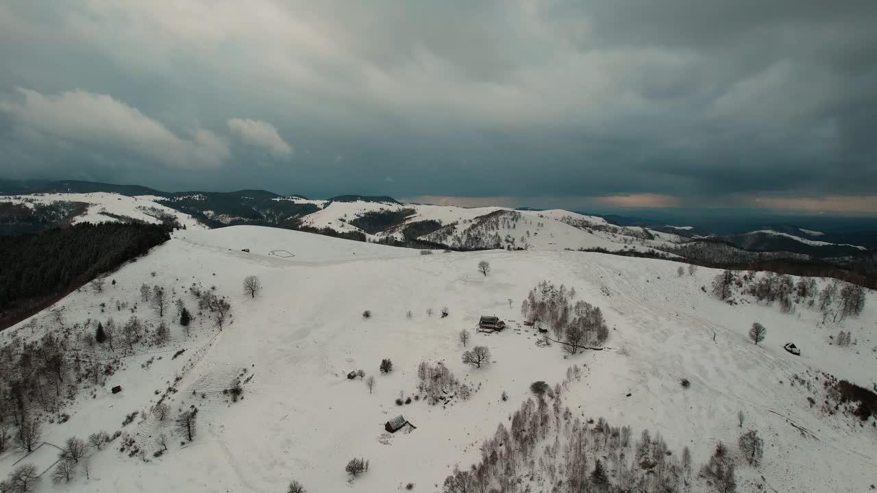 发现迷人的美丽灰姑娘山和山顶附近的山小屋的宁静避难所视频素材