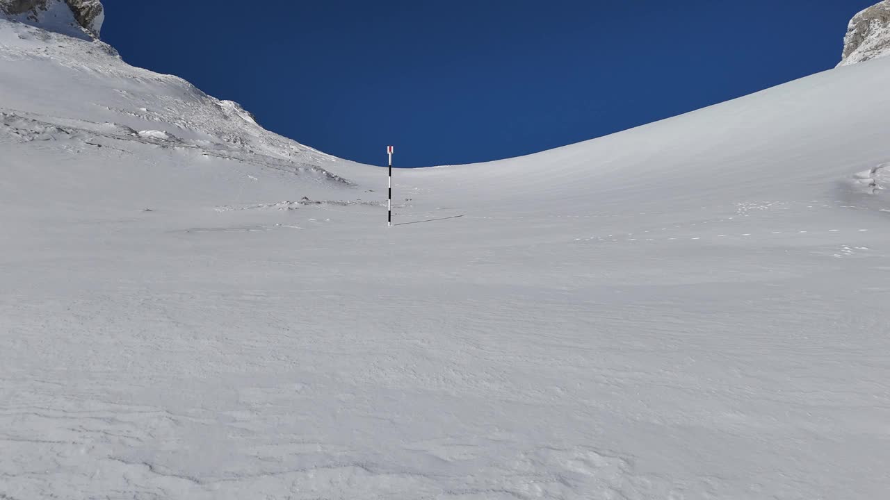 辽阔的雪景以布衣山为背景，晴空万里，无人问津视频素材