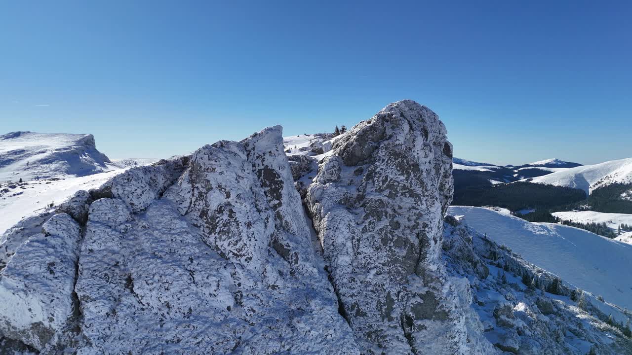 白雪皑皑的斯特隆吉峰下蔚蓝的天空，布吉山，鸟瞰视频素材