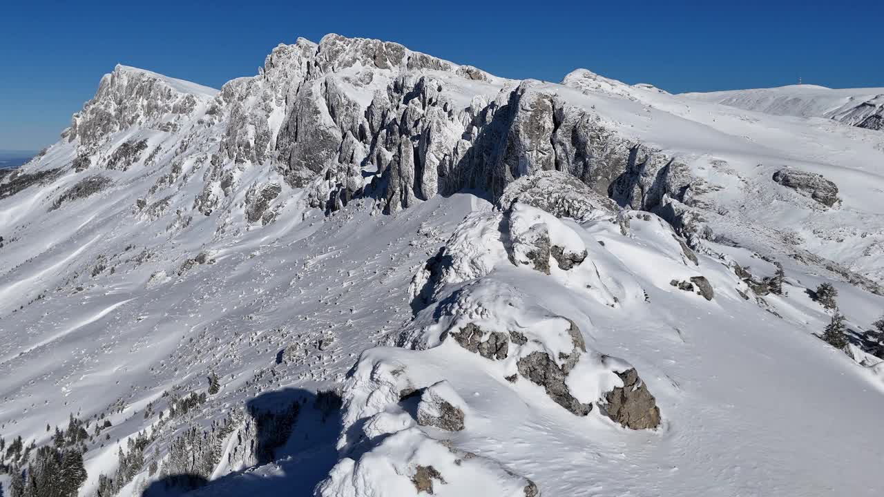 碧蓝的天空下，白雪覆盖的Strungile Mari峰，buegi山视频素材