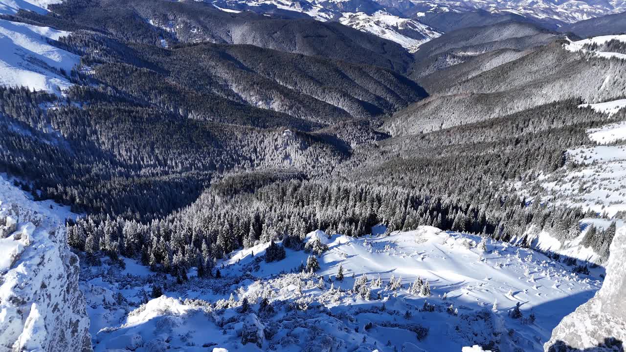 白雪皑皑的布塞吉山脉，俯瞰着伊泽-帕普萨和皮亚特拉·克雷乌鲁伊，白天航拍视频素材