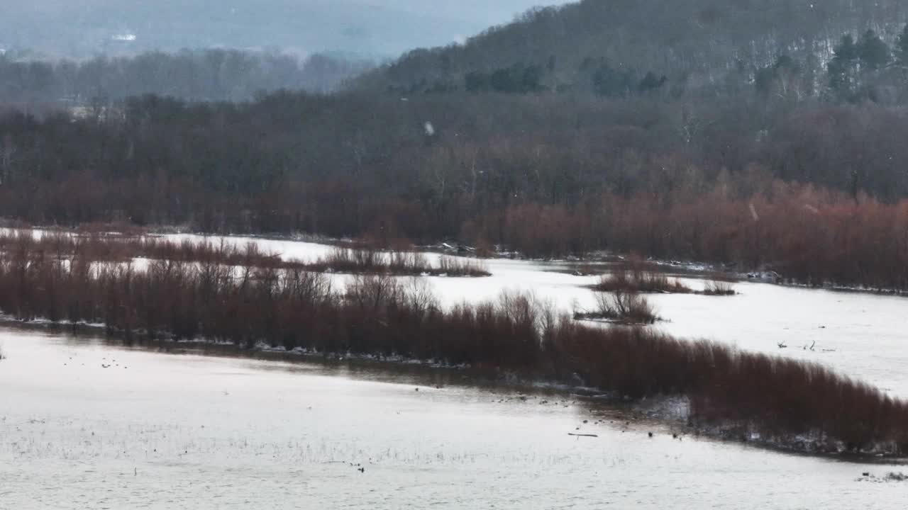 在AR，美国降雪期间的Sequoyah湖视图-无人机拍摄视频素材