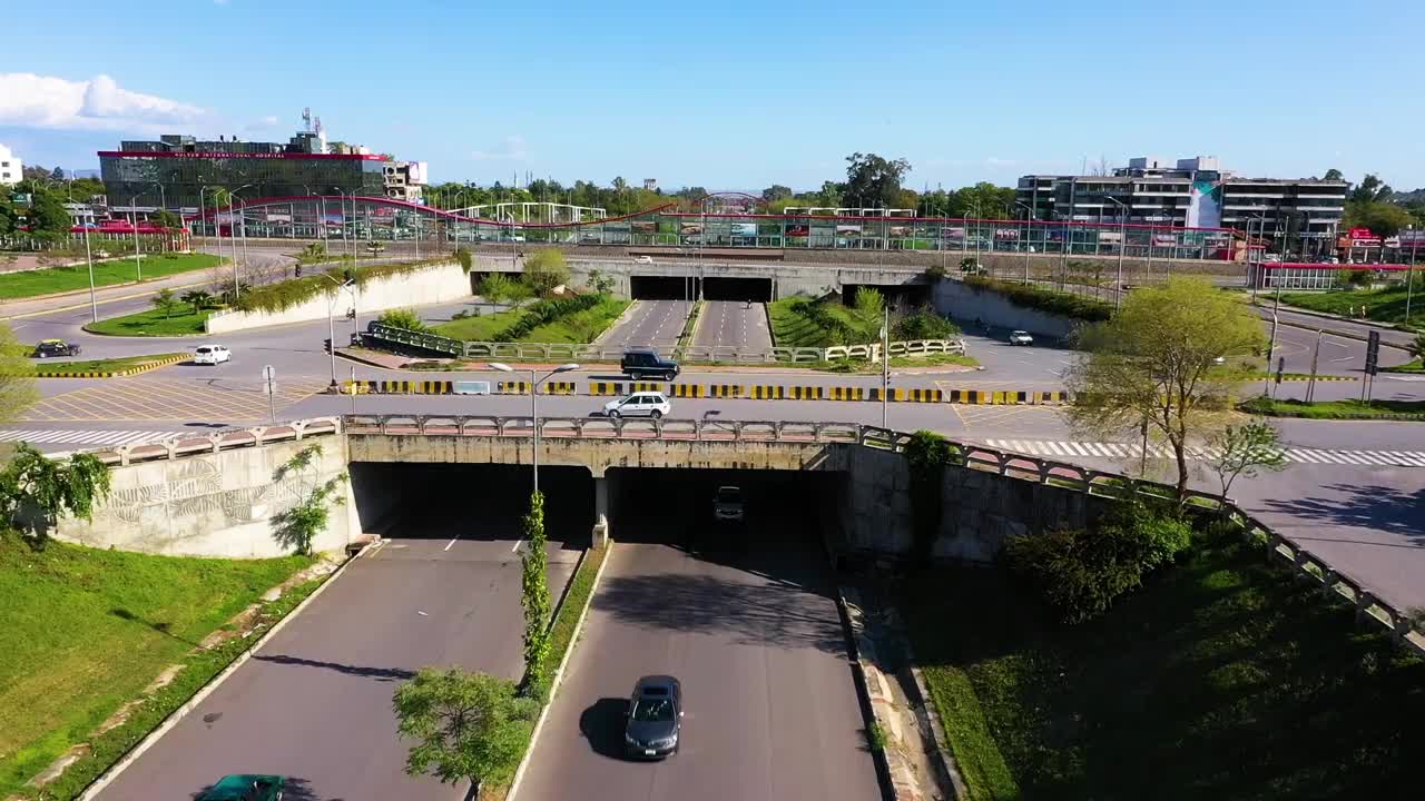 伊斯兰堡美丽的高速公路，费萨尔大道，道路和玛加拉山与费萨尔清真寺。鸟瞰图。视频下载