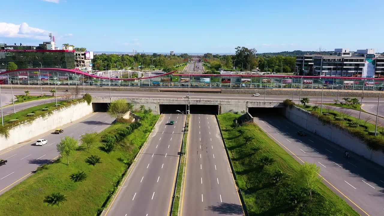 伊斯兰堡美丽的高速公路，费萨尔大道，道路和玛加拉山与费萨尔清真寺。鸟瞰图。视频素材