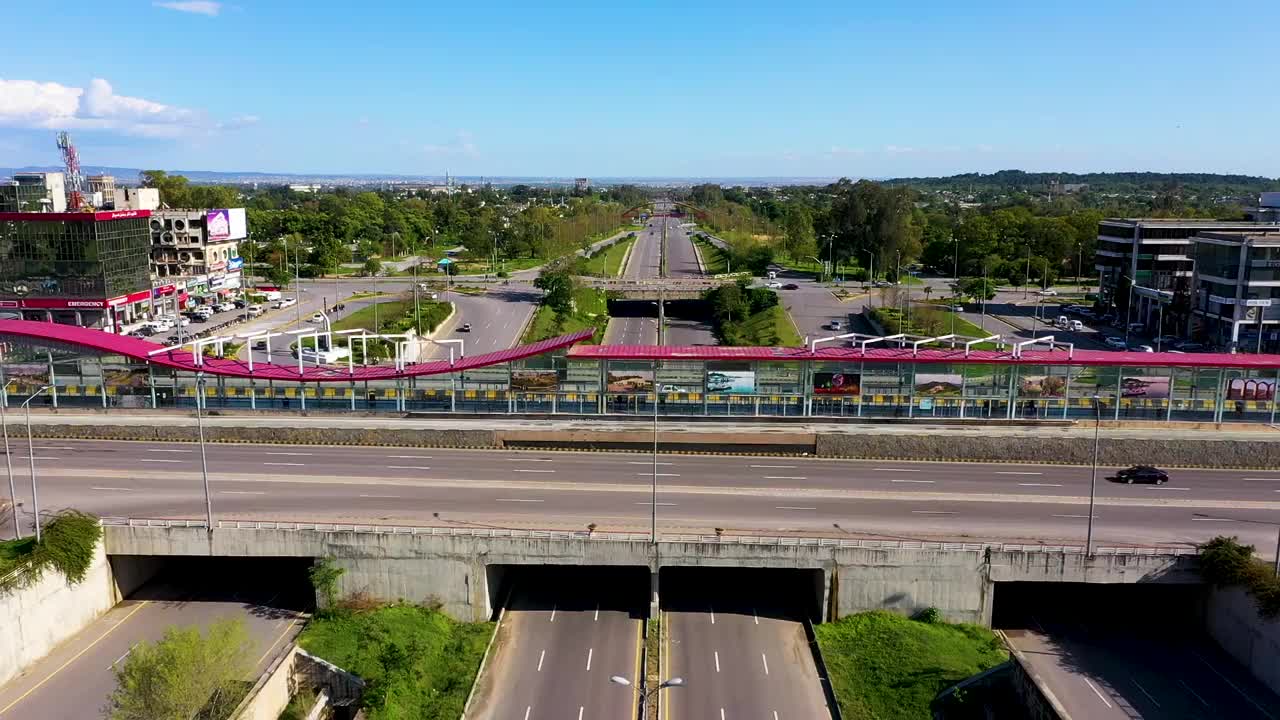 伊斯兰堡美丽的高速公路，费萨尔大道，道路和玛加拉山与费萨尔清真寺。鸟瞰图。视频素材