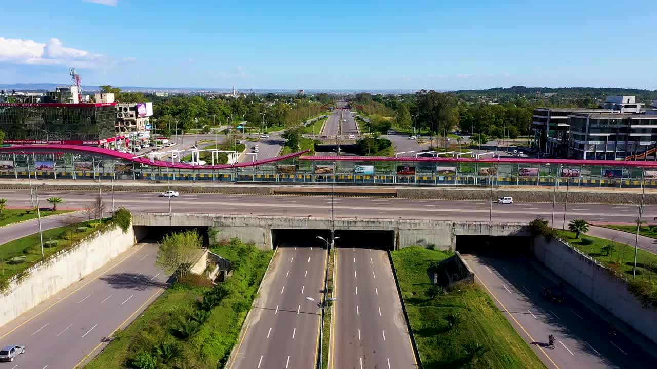 伊斯兰堡美丽的高速公路，费萨尔大道，道路和玛加拉山与费萨尔清真寺。鸟瞰图。视频下载