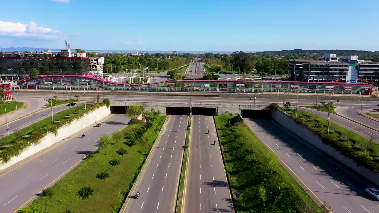 伊斯兰堡美丽的高速公路，费萨尔大道，道路和玛加拉山与费萨尔清真寺。鸟瞰图。视频下载