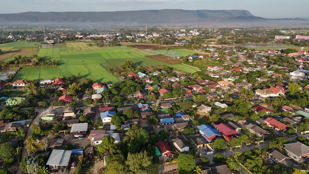 鸟瞰泰国清莱省南部帕岱地区的乡村。视频素材