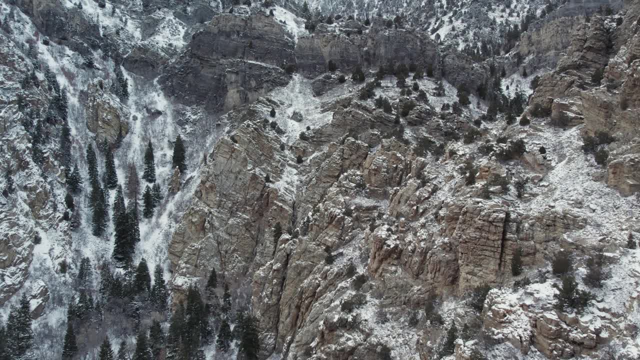 美国犹他州冬季美国福克峡谷陡峭的岩石山脉。无人机航拍视频素材