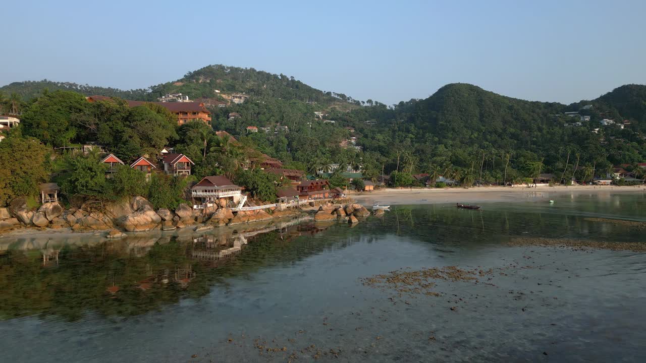 海滩上旅馆的鸟瞰图视频素材