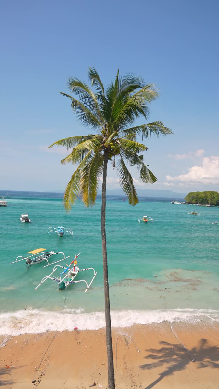 海滩和渔船的美景视频素材