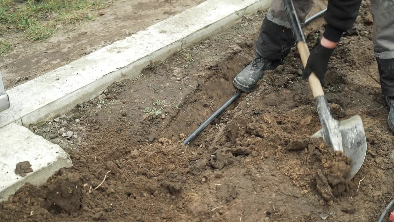 工人在建筑工地用铲子挖沟视频素材