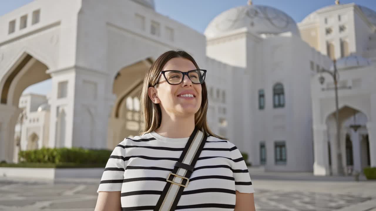 在阿布扎比的qasr al watan宫殿，戴着眼镜微笑的女人享受着旅游视频素材