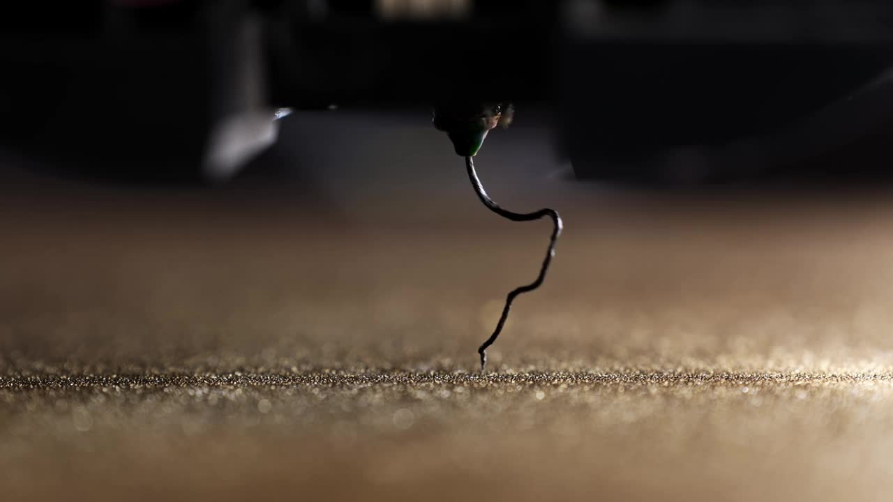 3D打印机喷嘴清洗过程视频素材