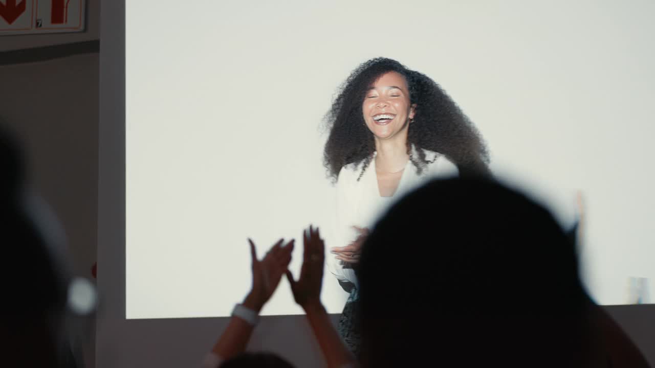 商务，演示和女演讲者与观众鼓掌，成功或庆祝在太空。领奖台上，聚光灯下或快乐的领导微笑鼓掌人群的支持，培训或贸易展览视频素材