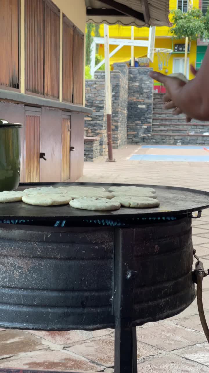 一名妇女正在烹饪正宗的墨西哥菜“gorditas”视频素材