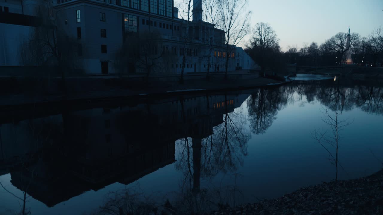 建筑倒映在宁静的水中，融入自然景观视频素材