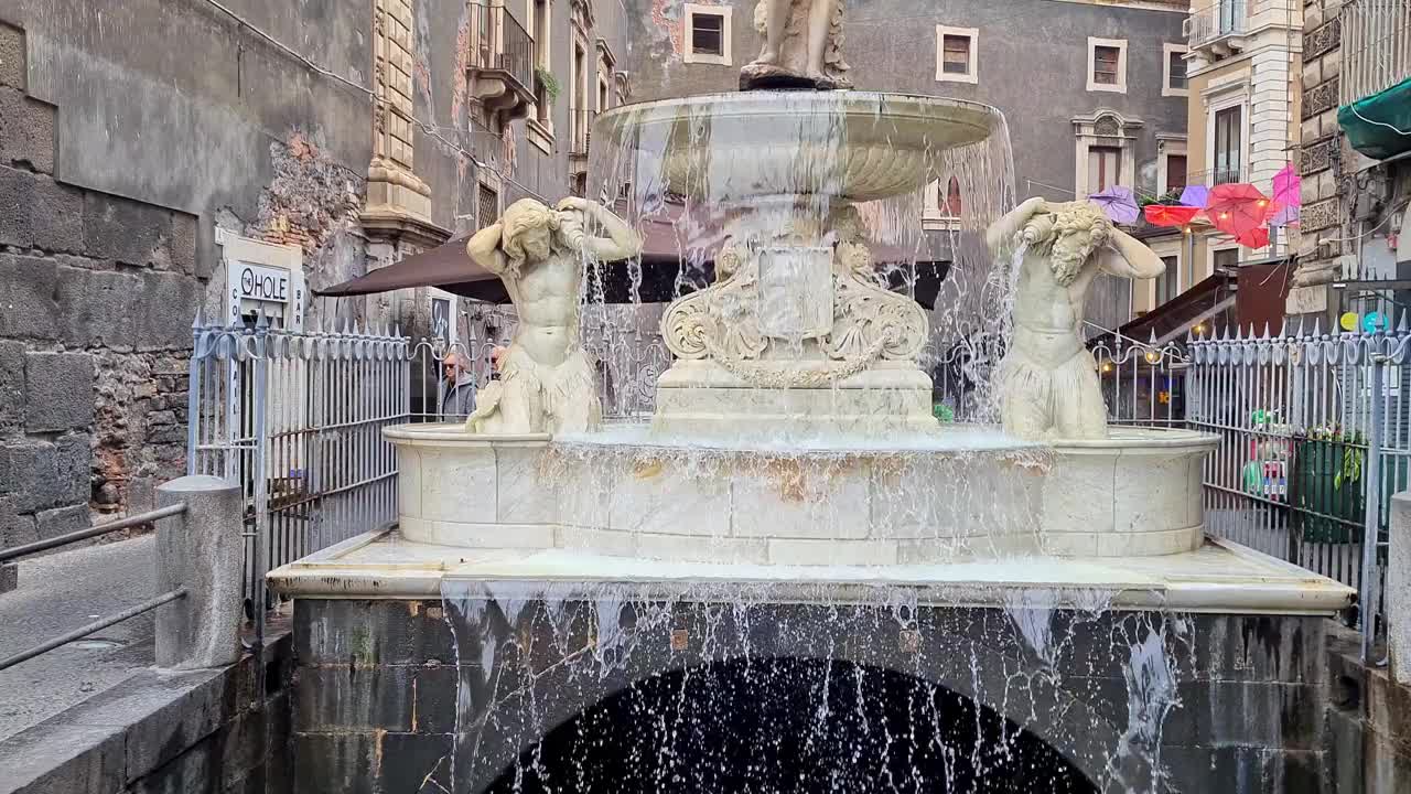 阿梅纳诺喷泉(Fontana dell'Amenano)是卡塔尼亚大教堂广场的历史地标视频素材