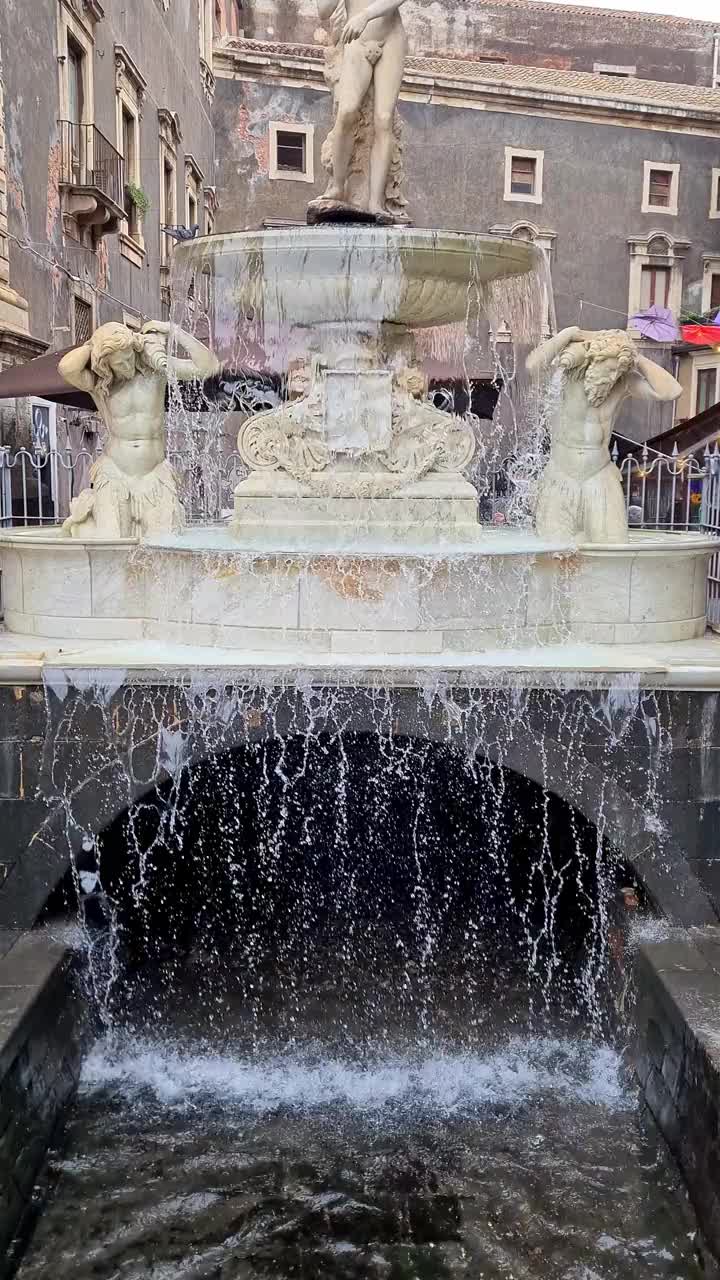 阿梅纳诺喷泉(Fontana dell'Amenano)是卡塔尼亚大教堂广场的历史地标视频素材