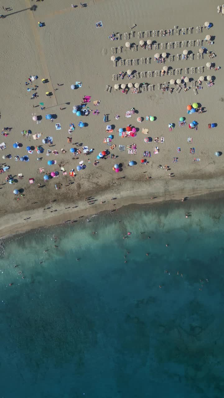 美丽的海滩鸟瞰图，湛蓝透明的海水和干净的沙子视频素材