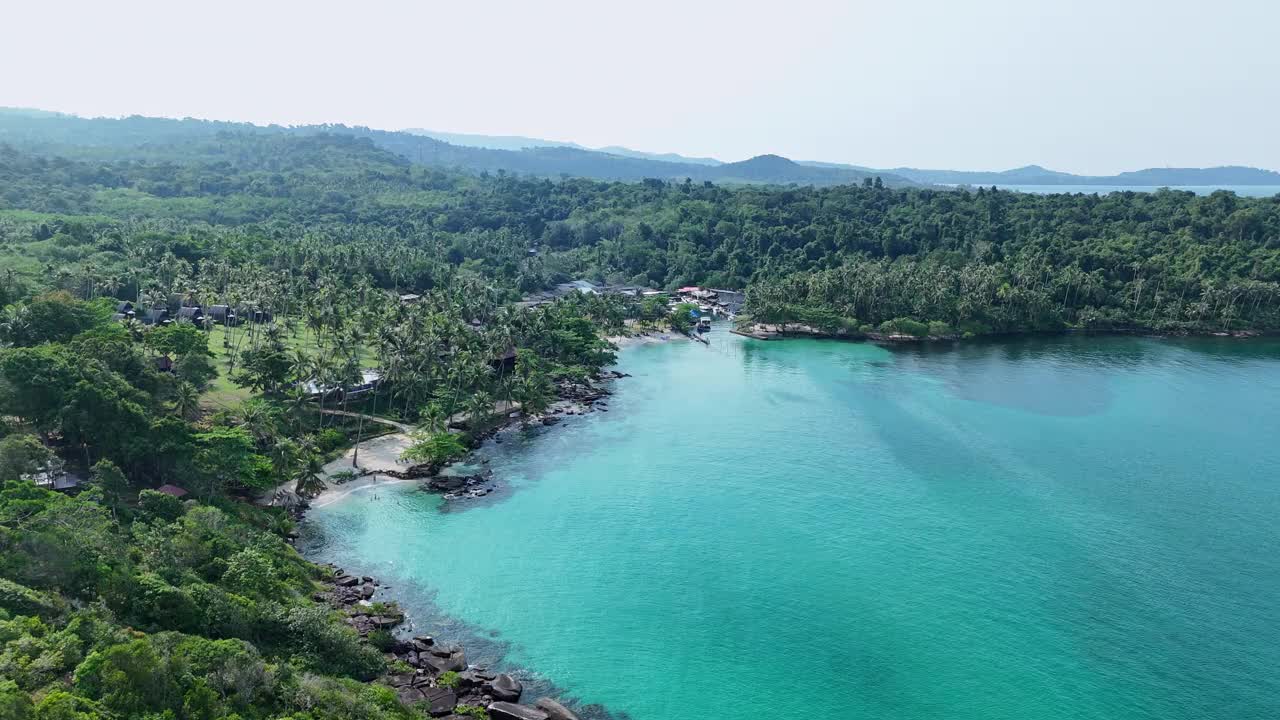 惊人的海滨美丽的海浪撞击岩石，鸟瞰热带海洋在美丽的好岛泰国。视频下载