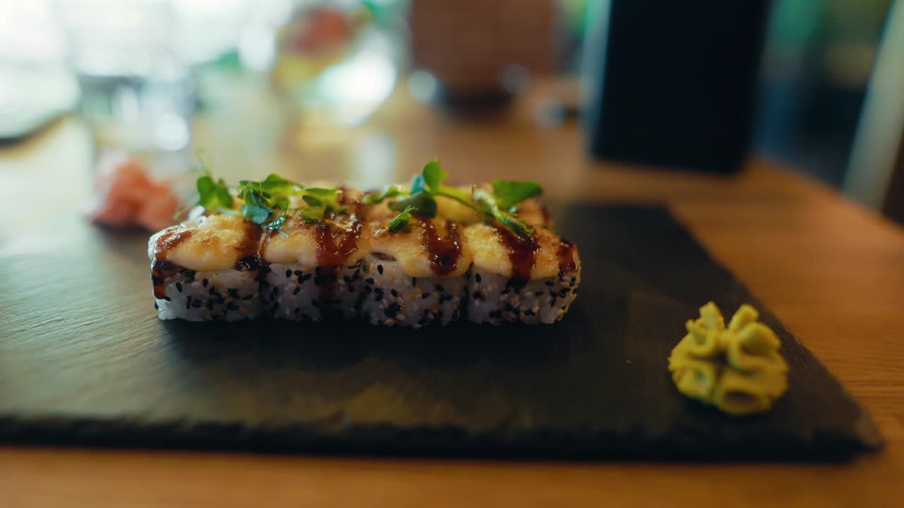 寿司诱惑:黑色盘子上的美味寿司卷特写，完美的手指食物享受视频素材