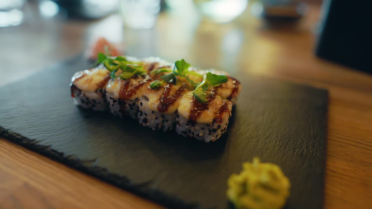 加州寿司卷装在黑色盘子里的特写，完美的手指食物视频素材